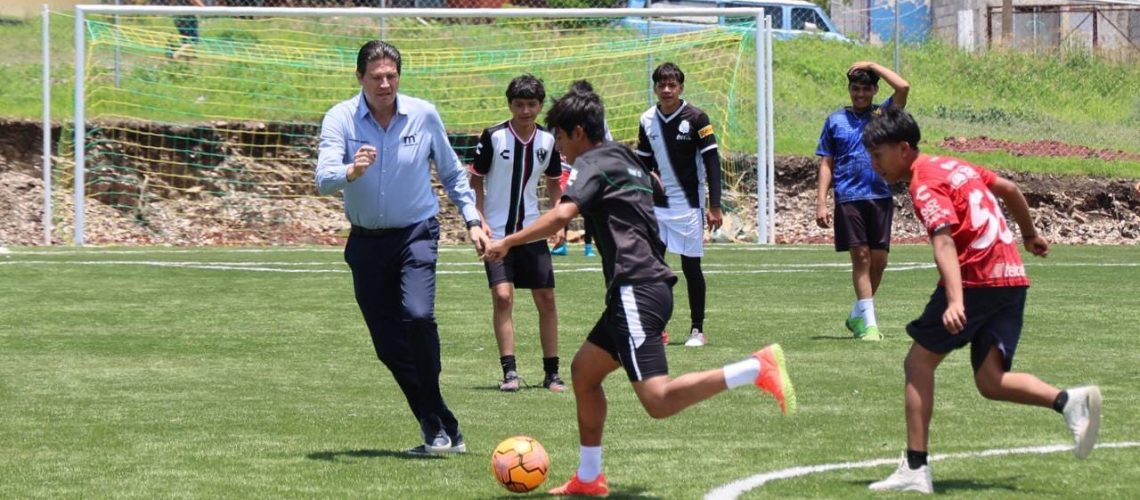 Alfonso-Martinez-inaugura-canchas-de-futbol-en-colonias-del-Oriente-de-Morelia-03