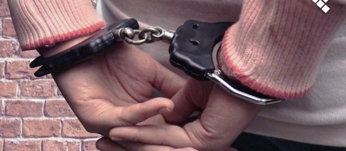 Arrestada-Esposada-Detenida1