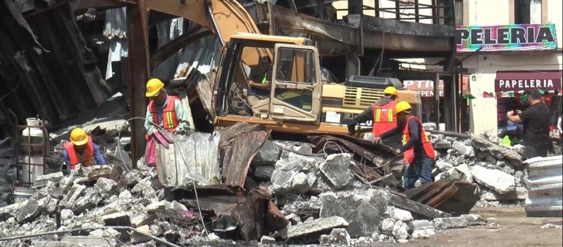 Avanza-demolicion-de-estacionamiento-del-Mercado-Independencia-Alfonso-Martinez-01