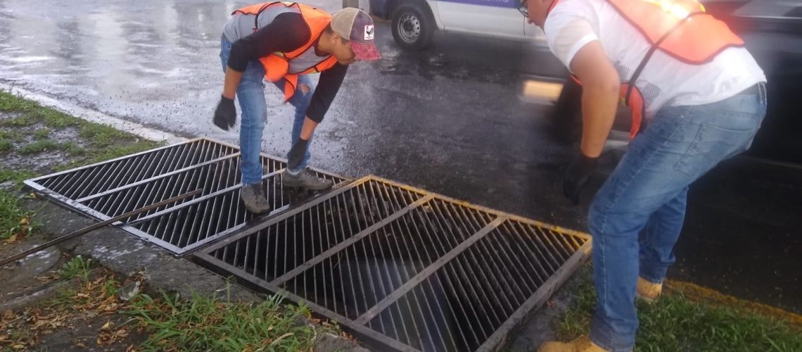 Ayuntamiento-de-Morelia-trabaja-permanentemente-en-limpieza-de-cunetas-y-alcantarillas-01