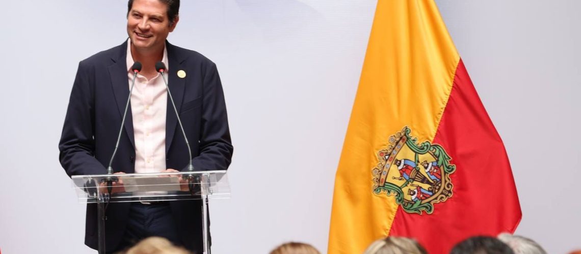 Entrega-Alfonso-Martinez-la-Presea-Amalia-Solorzano-a-Guadalupe-Torres-Garibay-01