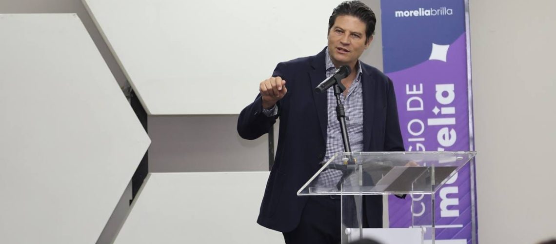 Llama-Alfonso-Martinez-a-equipo-de-trabajo-a-cerrar-a-todo-galope-01