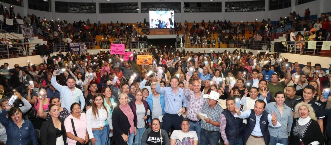 Miles-acompanan-al-alcalde-Alfonso-Martinez-en-el-auditorio-Servando-Chavez-06