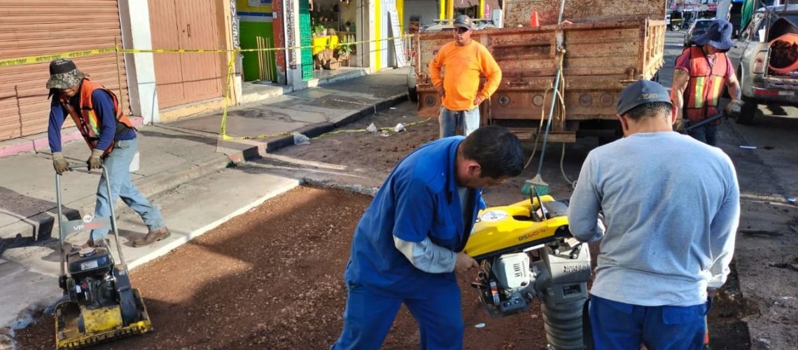 OOAPAS-repara-socavon-sobre-calle-Vicente-Santa-Maria-02