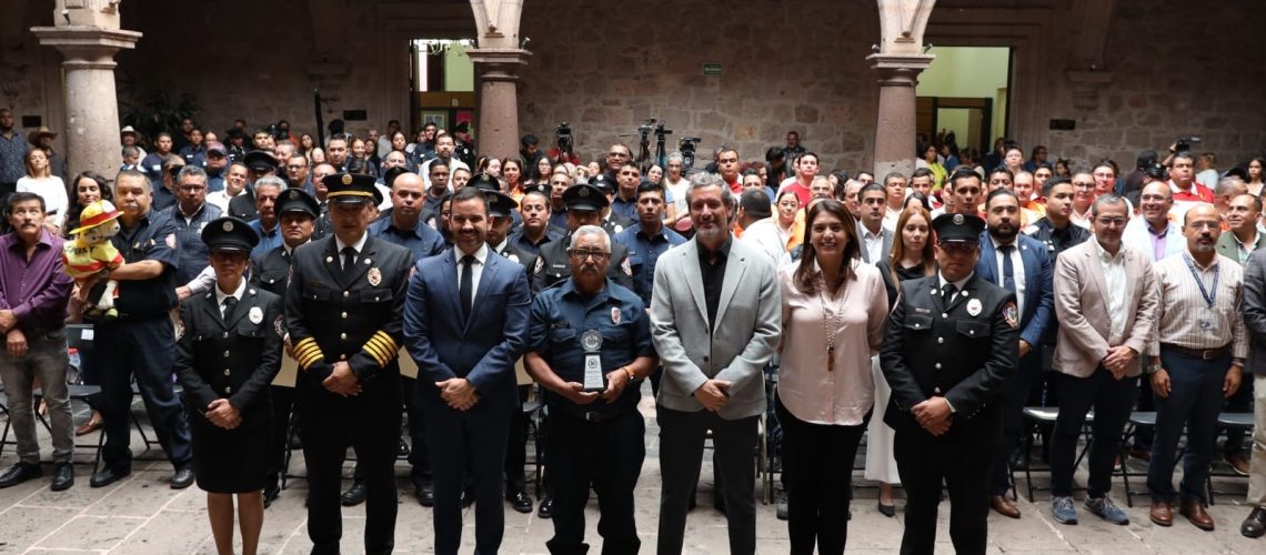 Por-su-valor-honor-y-sacrificio-Ayuntamiento-de-Morelia-reconoce-a-Bomberos-06